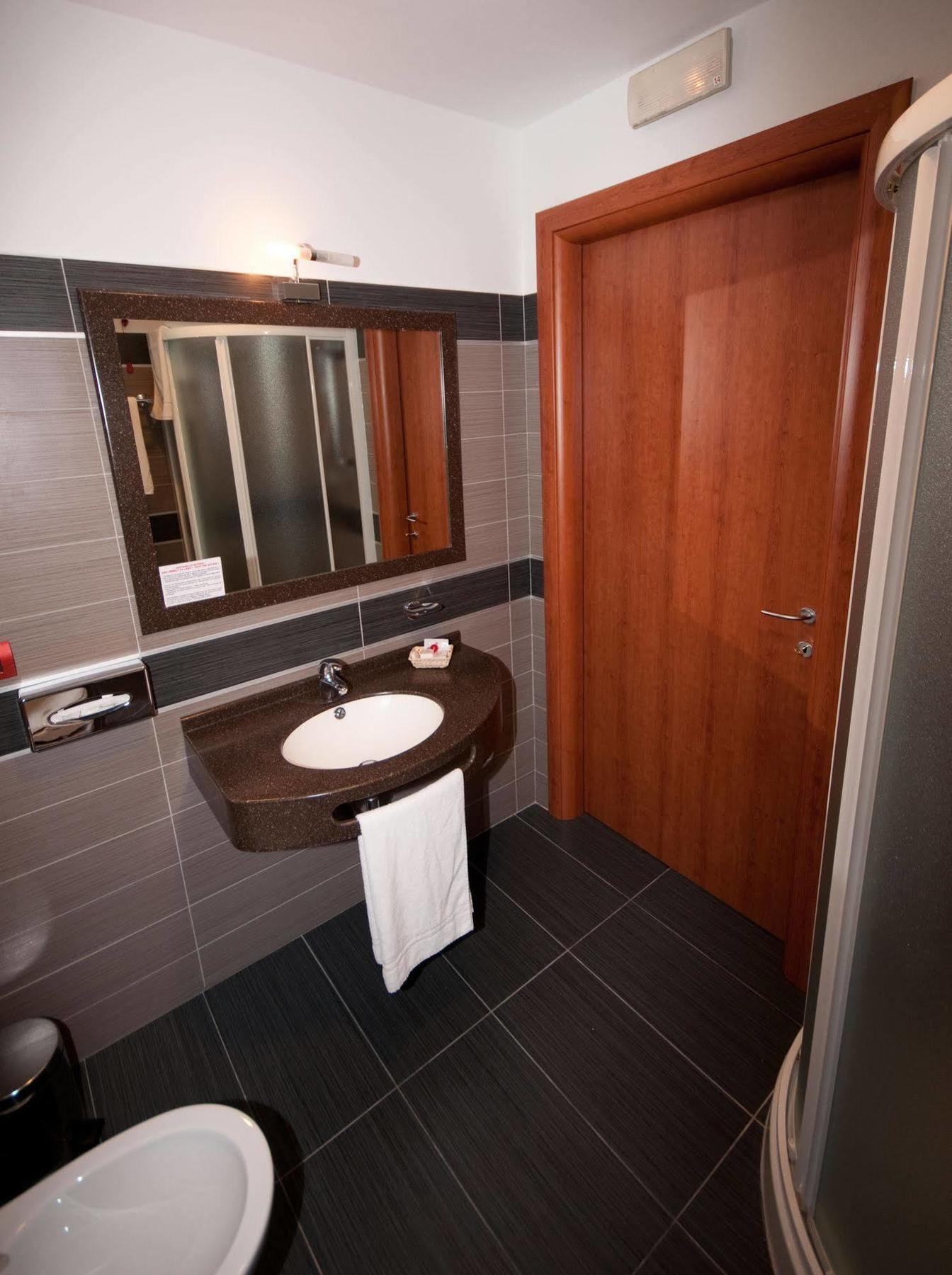 Hotel Brindor Poirino المظهر الخارجي الصورة
