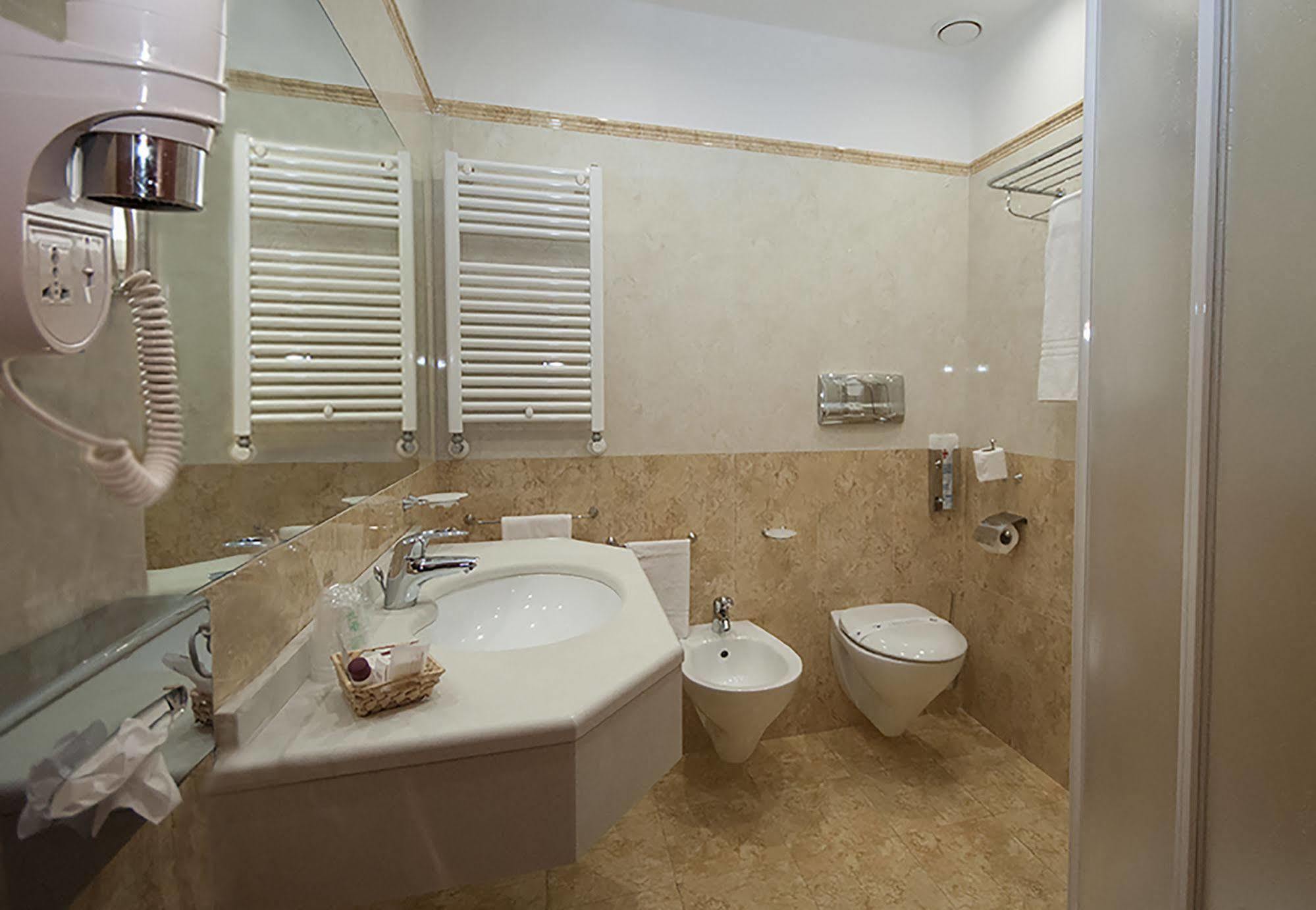 Hotel Brindor Poirino المظهر الخارجي الصورة