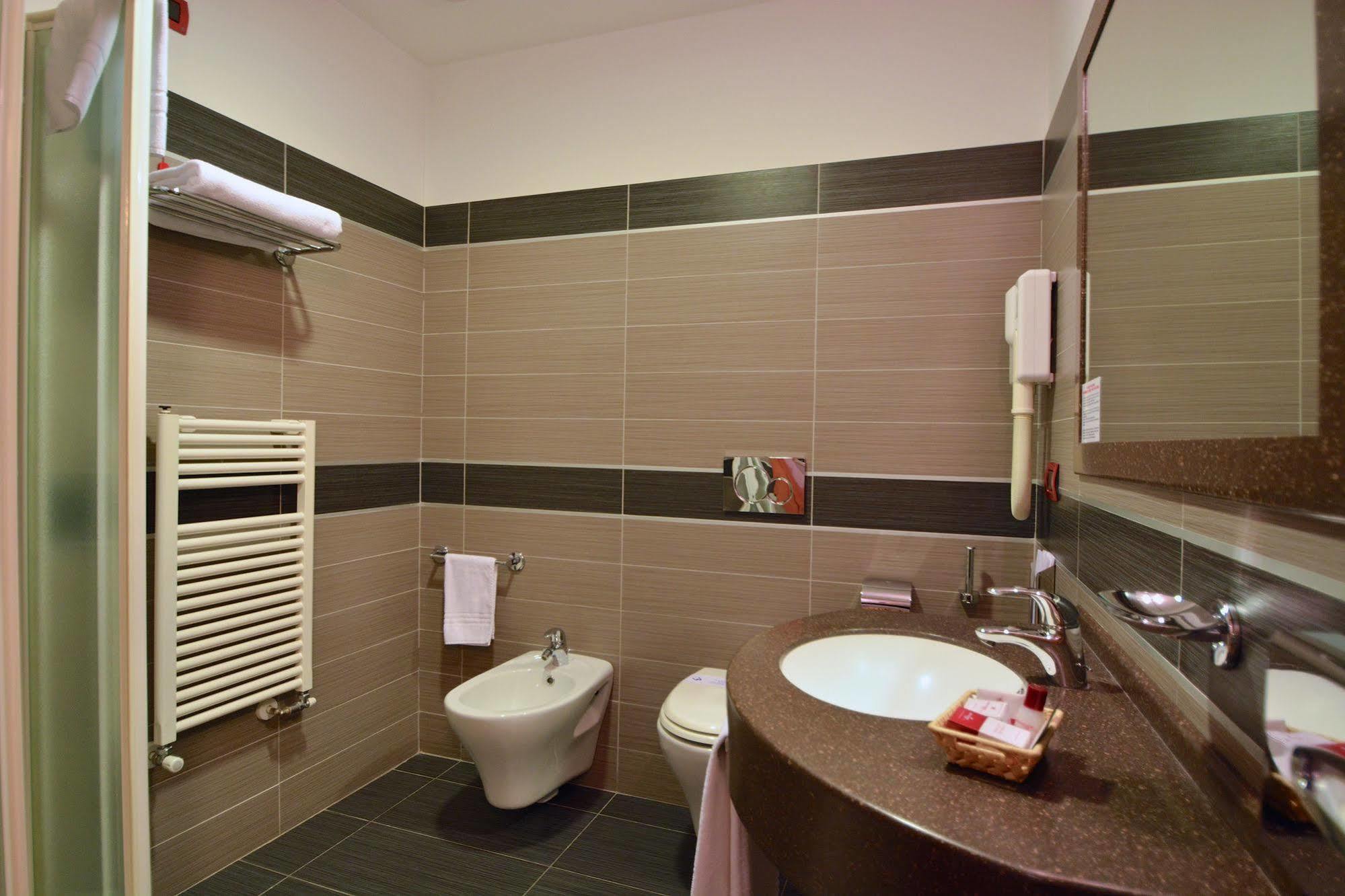 Hotel Brindor Poirino المظهر الخارجي الصورة