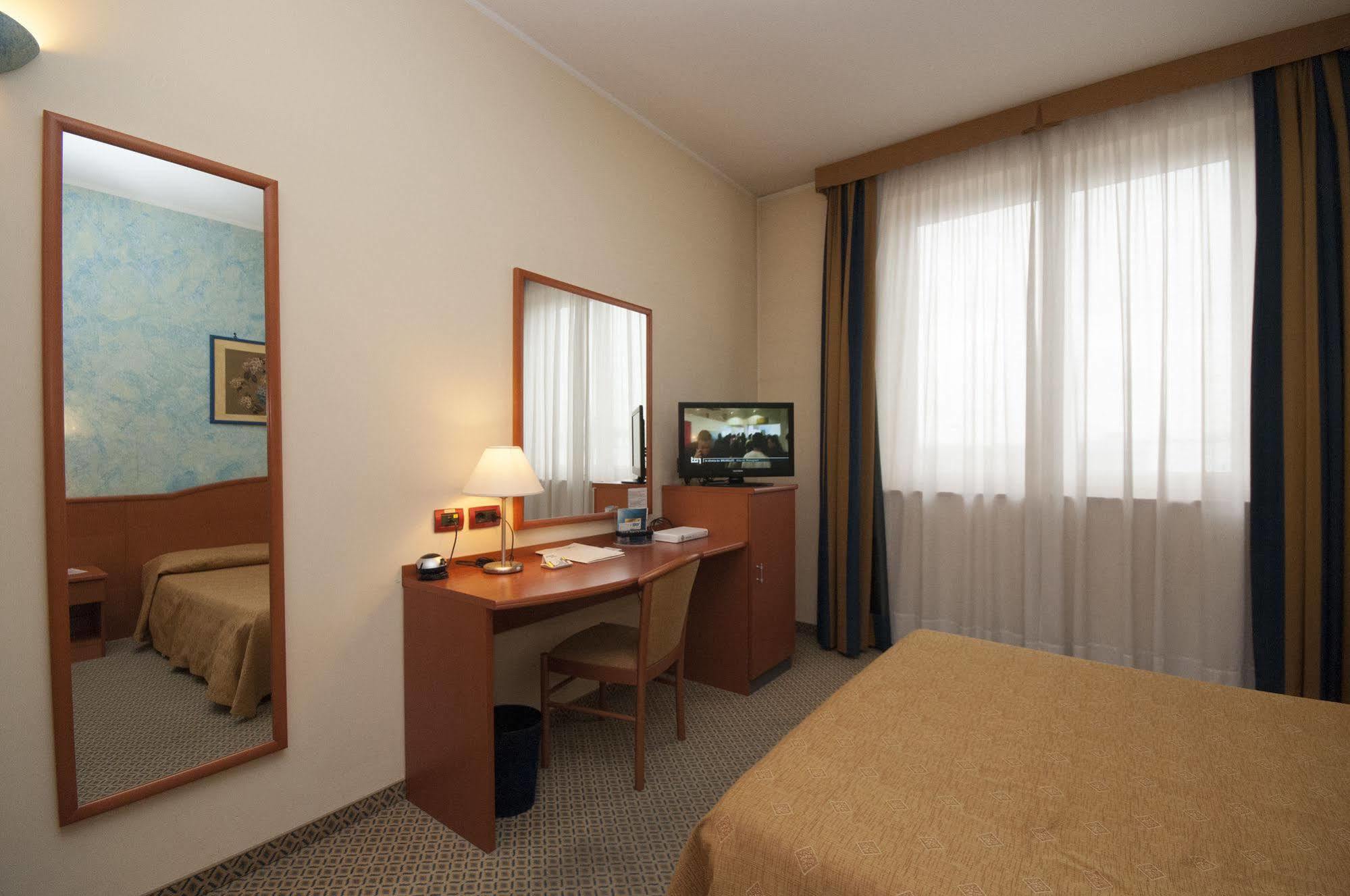 Hotel Brindor Poirino المظهر الخارجي الصورة